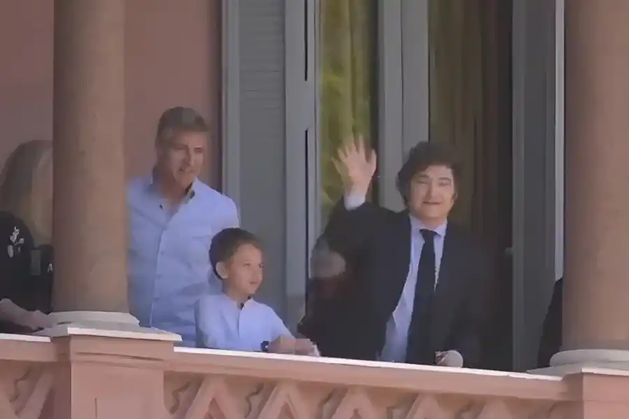 Martín Palermo y Milei salieron al balcón de la Casa Rosada