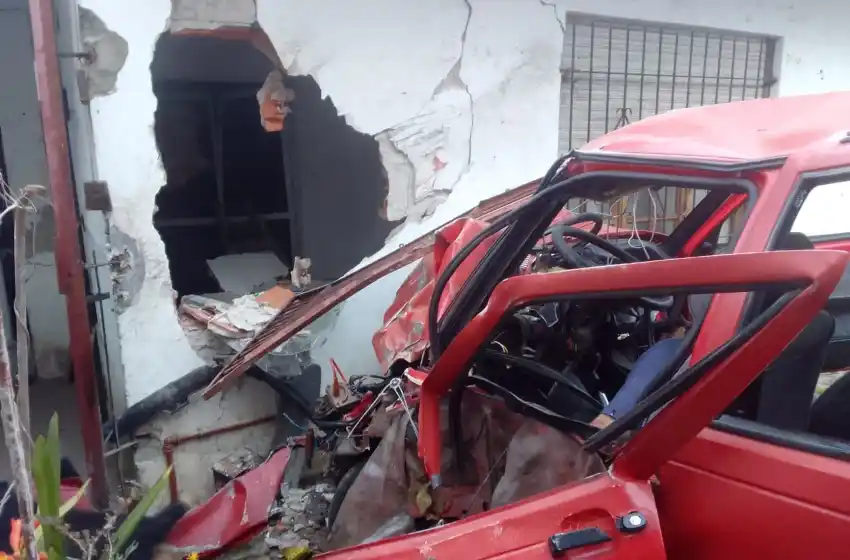 Estrelló el auto contra una casa y murió