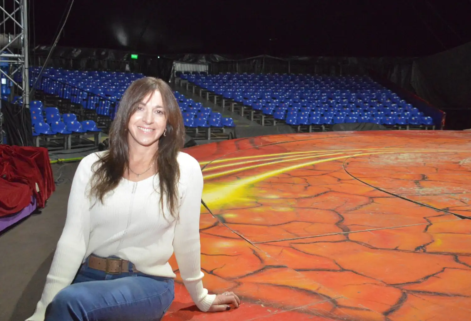Sandra, bajo la carpa que la vio nacer y en la que heredó la pasión por el arte circense.