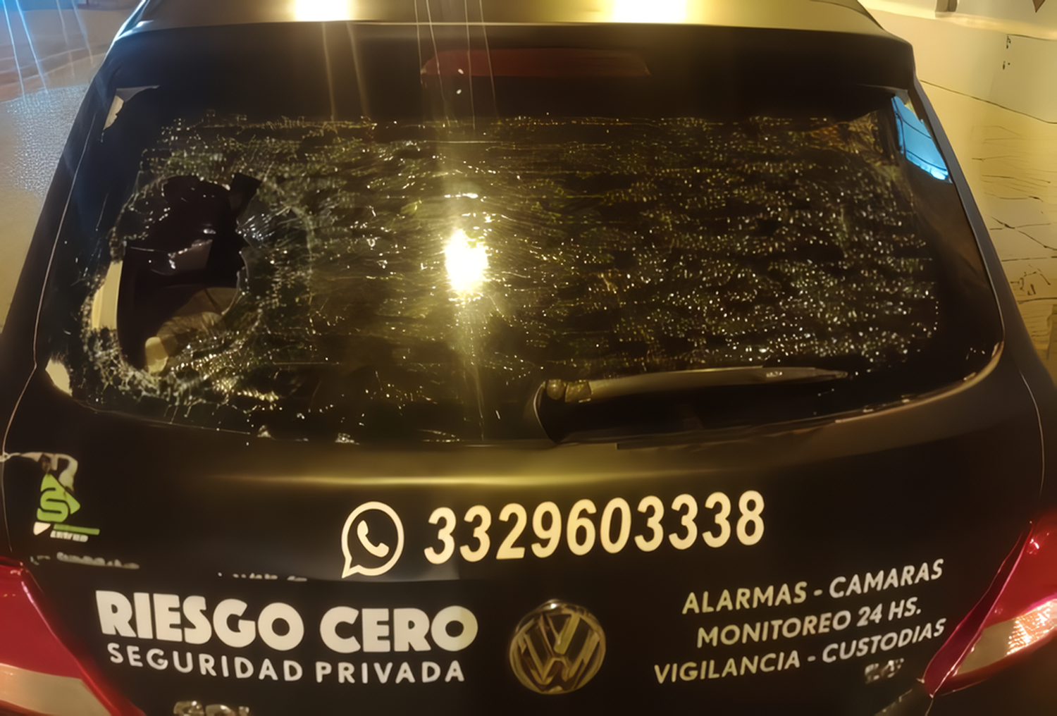 Rompió a golpes el coche de una empresa de seguridad: lo detuvieron