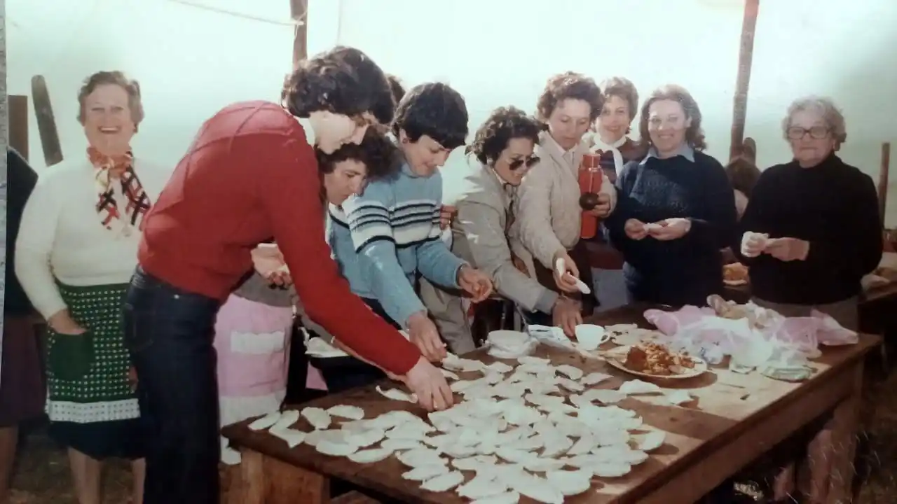 Preparando las empanadas y tortas fritas para la fiesta-