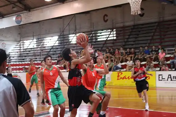 Central y Neptunia se enfrentaron por la liga provincial de clubes en formativas