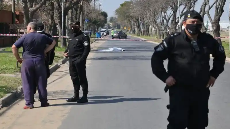Demencial: la pasó por arriba con el auto en plena calle y la mató