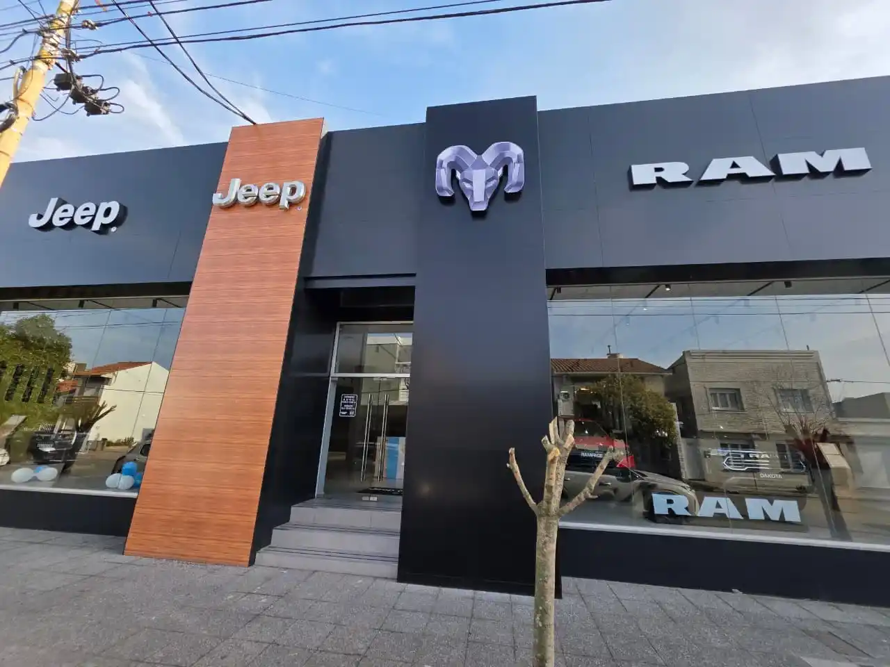 Frente renovado. Con los logos por todo lo alto y los vehículos insignia en vidriera