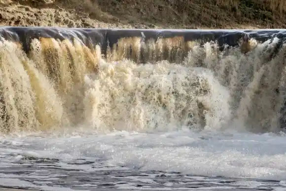 El mini Iguazú bonaerense: La cascada con saltos de agua de 7 metros en Coronel Dorrego