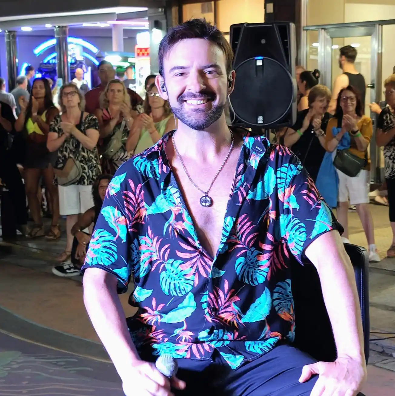 Canciones. El público acompaña el repertorio de Juan Etchegoyen