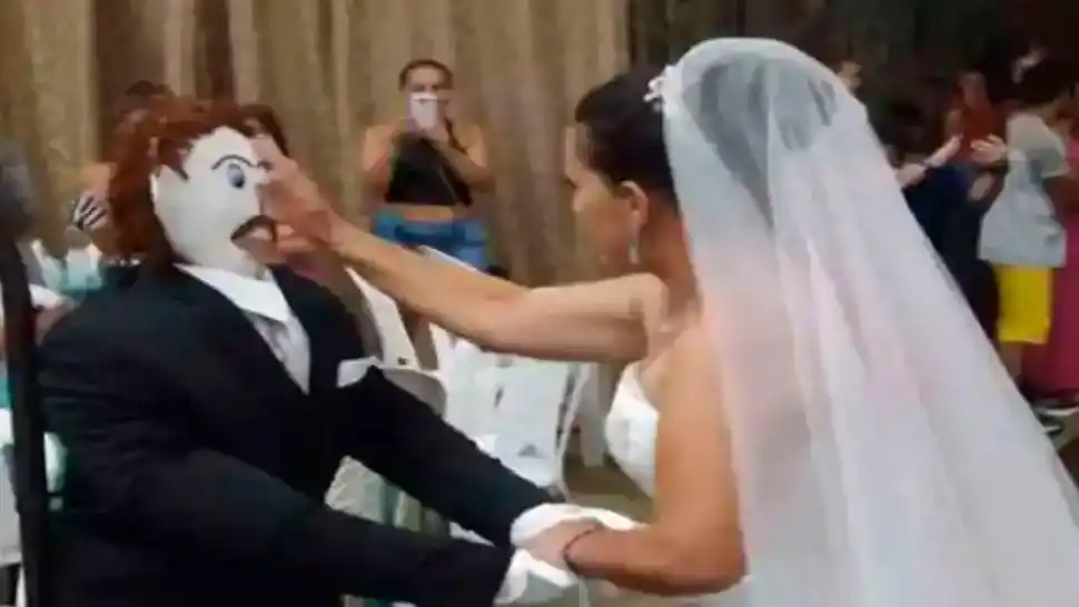 Insólito: una mujer se casó con un muñeco de trapo y tuvieron un bebé