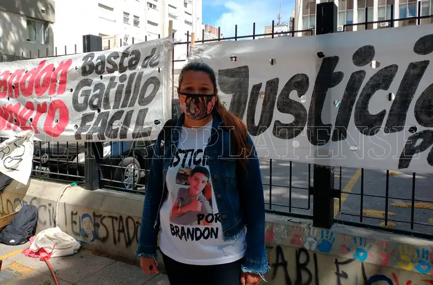 Familiares de Brandon Romero reclamaron justicia en Tribunales: "Agarré los expedientes de mi hijo yo"