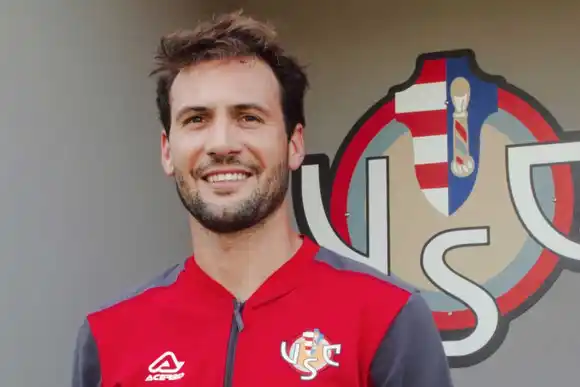 El futbolista argentino "Mudo" Vázquez fue acusado de insultos racistas en Italia