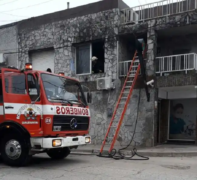 Importante incendio en una vivienda de Aguado y 25 de Mayo