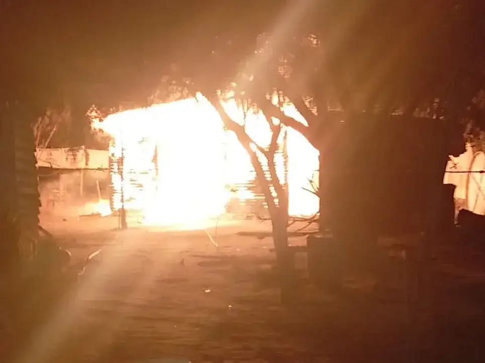 Abrieron la garrafa de la cocina y salió una llamarada de dos metros que incendió la casa
