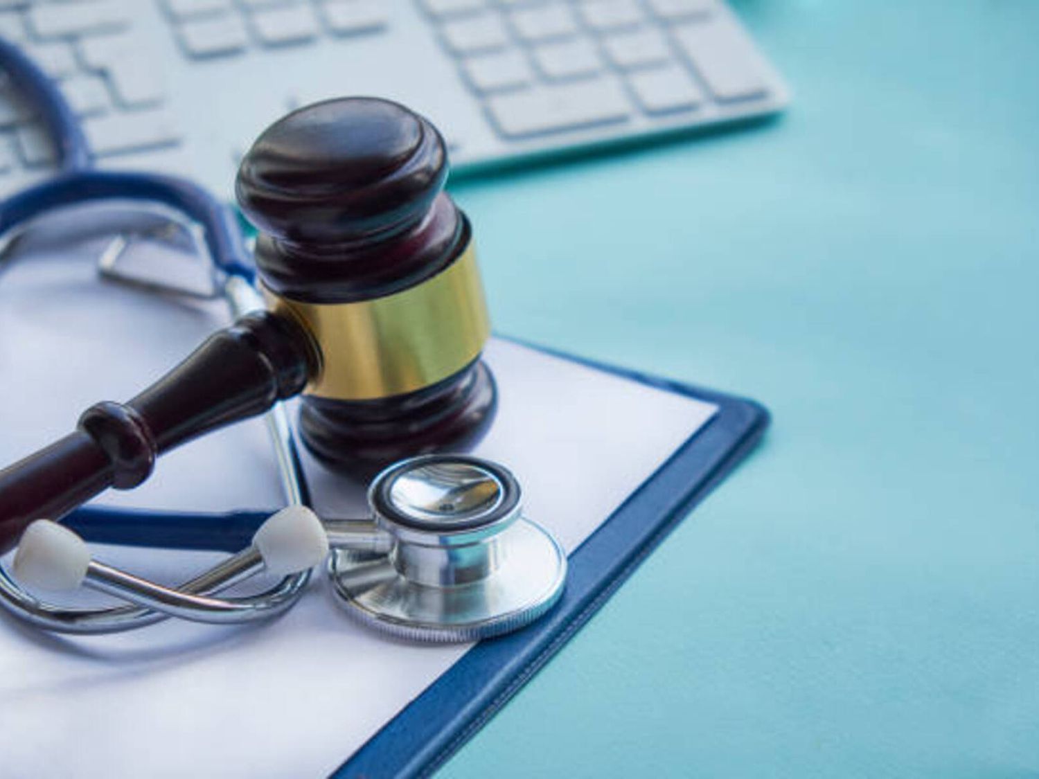 El acompañamiento jurídico especializado se vuelve esencial para garantizar la tutela efectiva de los derechos en salud. Foto: Ilustración