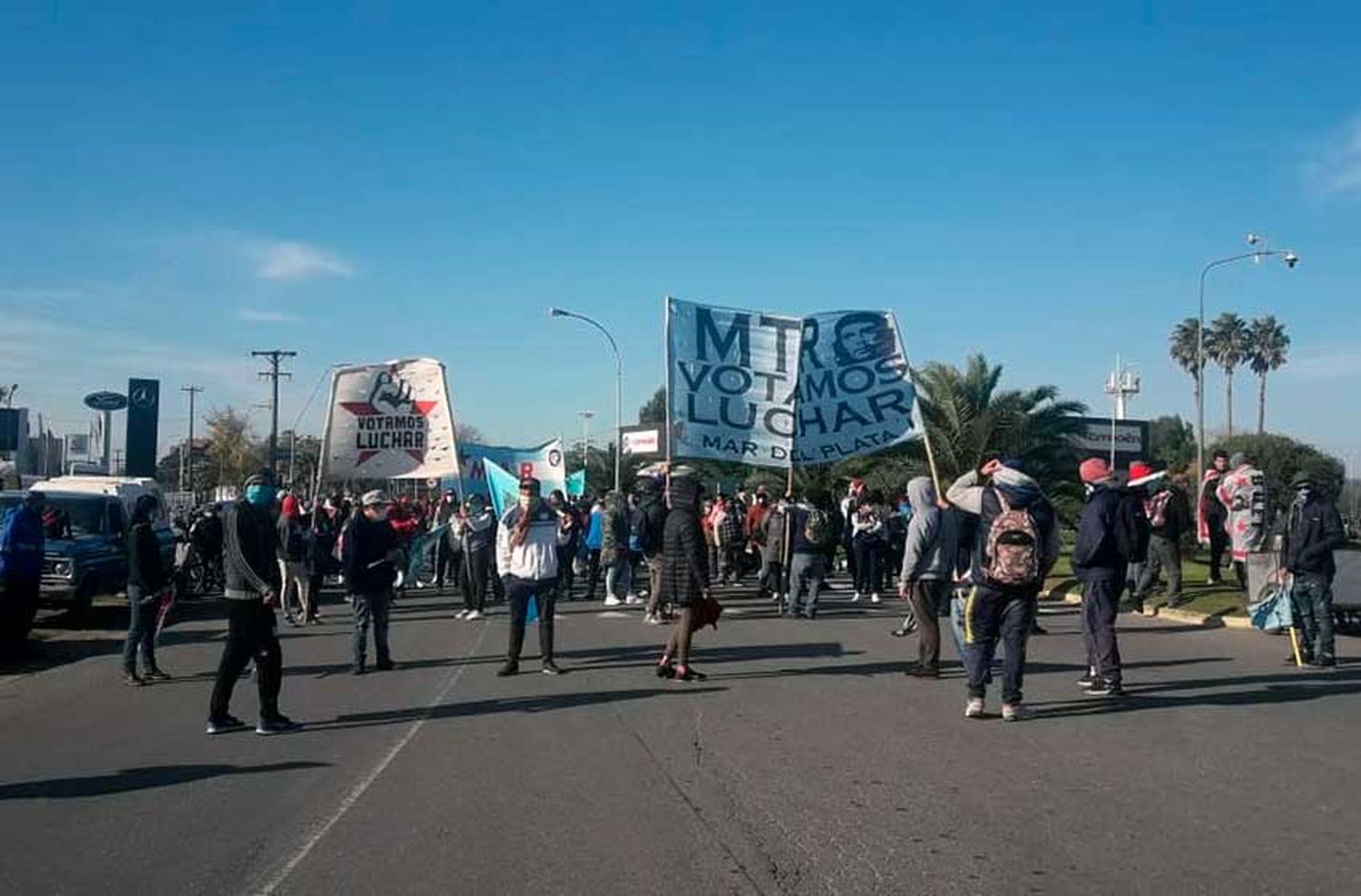 Organizaciones sociales cortan la ruta 2