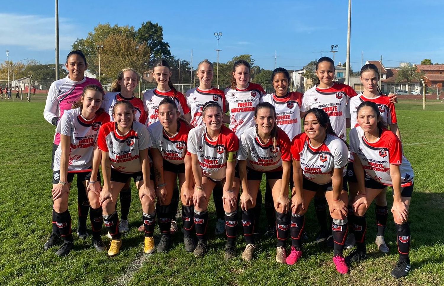 Independiente aplastó a Juarense en el Agustín F. Berroeta. (Foto de prensa de la Liga Tandilense de Fútbol).