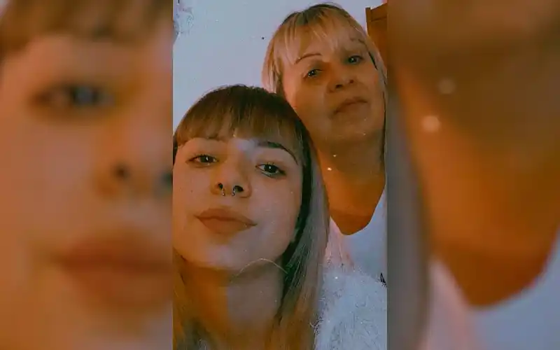 Nahiara saluda a su mamá Paola