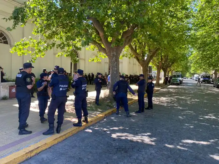 Vallado y con gran presencia policial: en el Municipio aguardan por la llegada de la manifestación