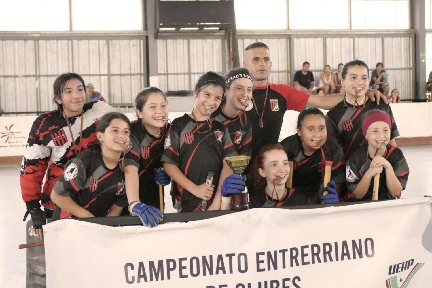 Las chicas de Central Entrerriano celebran la consagración en Infantil.