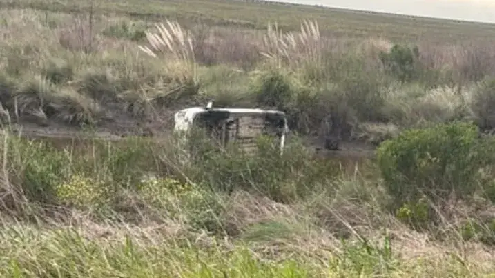 Despiste en la Ruta 98: una camioneta terminó en un canal de agua con dos ocupantes