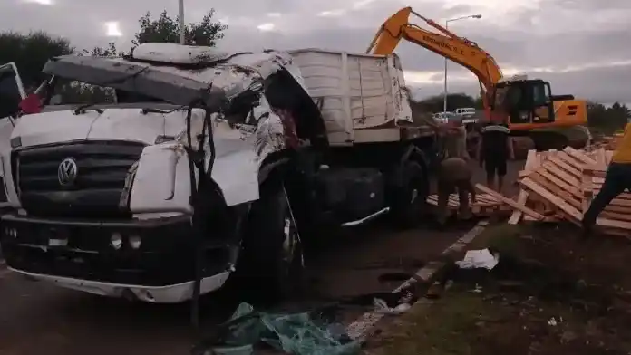Volcó un camión con maderas: el chofer quedó atrapado y tuvo que ser rescatado