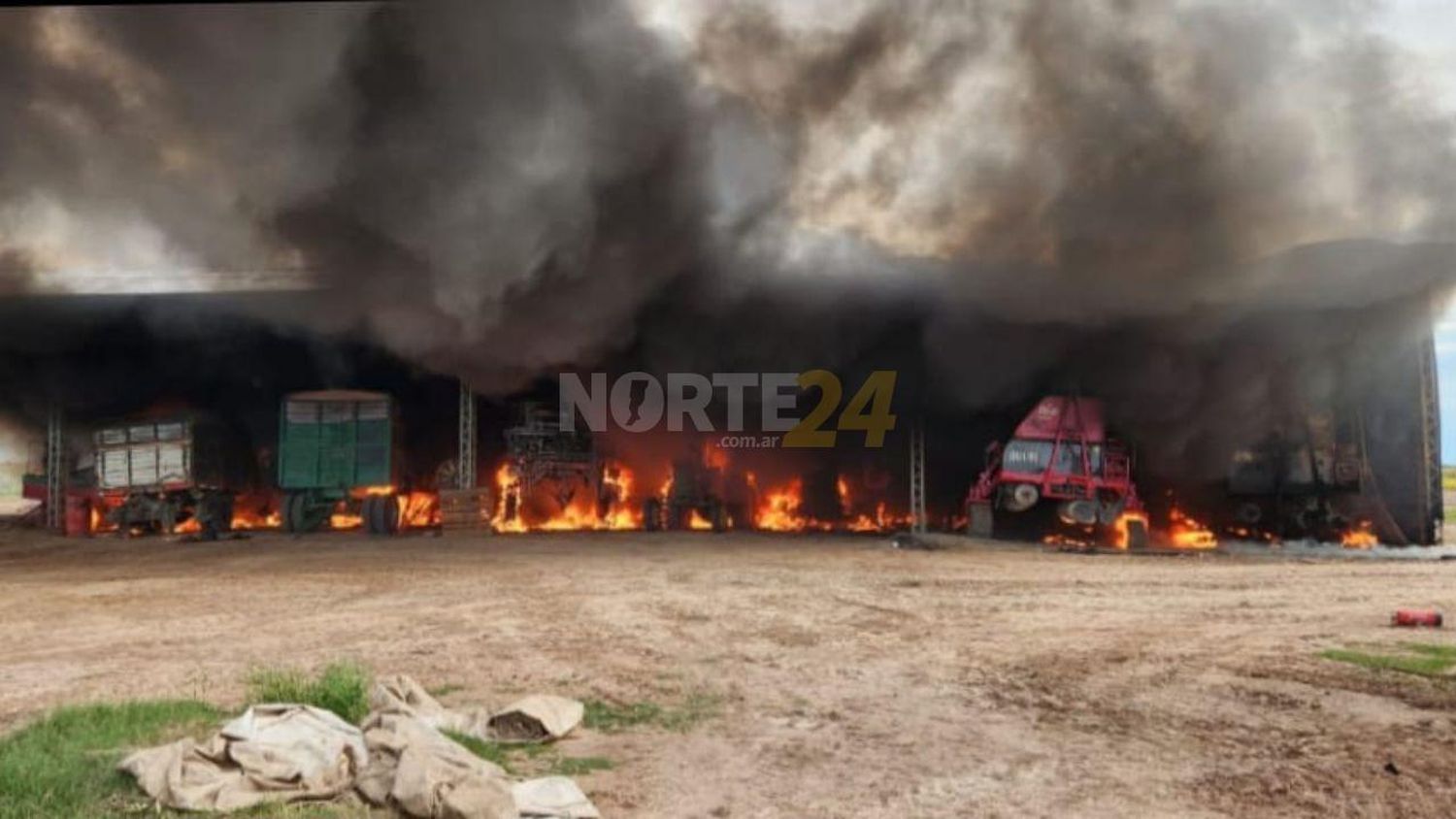 Video. Santiago del Estero: un incendio destruyó un galpón con varios tractores, maquinarias y un camión en Los Juríes