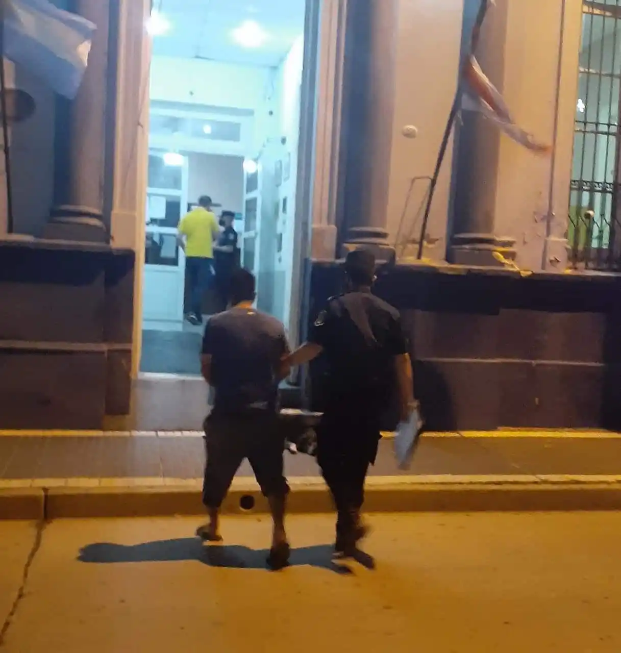 Quedó detenido tras robar un celular en una reunión entre amigos