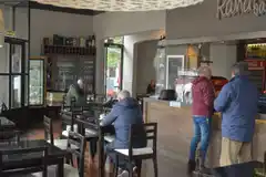 La comuna limitó actividades a la mitad de la ocupación y aguarda medidas de Provincia