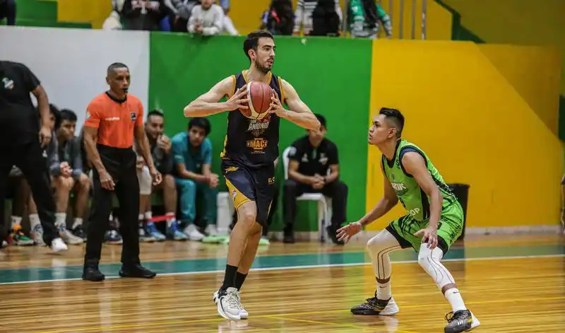 Alejo Britos jugando en Ecuador.