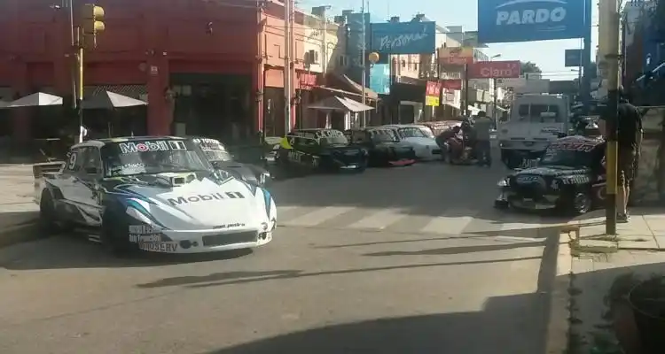 Exposición de autos de carrera y presencia de famosos pilotos