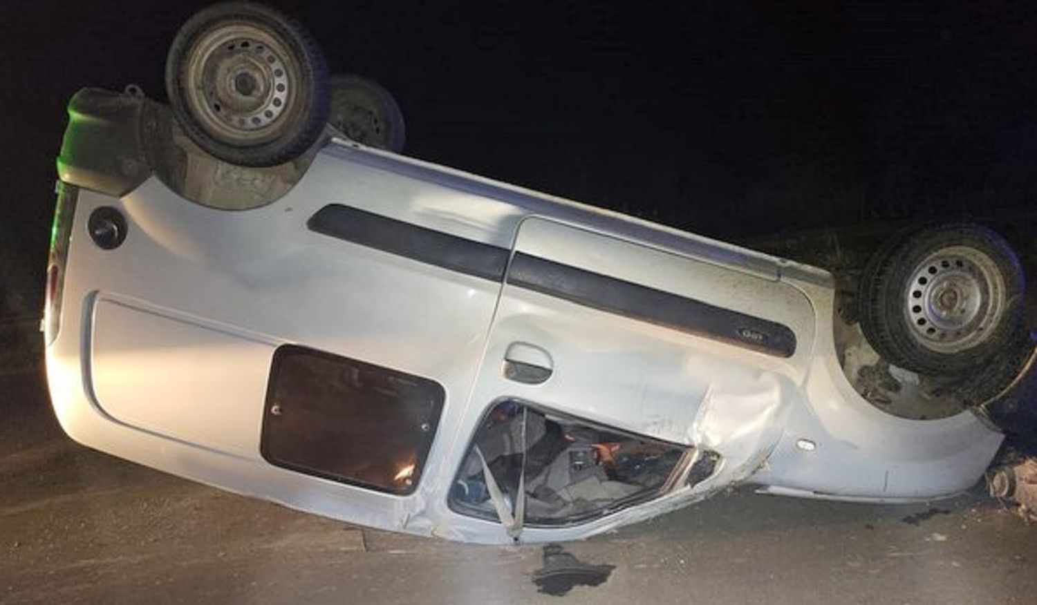 Un utilitario chocó contra la baranda de un puente y volcó en la Ruta 20