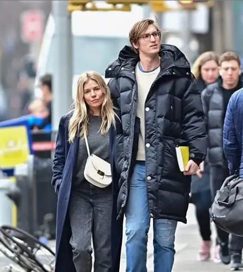 Esta fotografía de Sienna Miller y Lucas Zwirner fue tomada en julio. Foto: Instagram