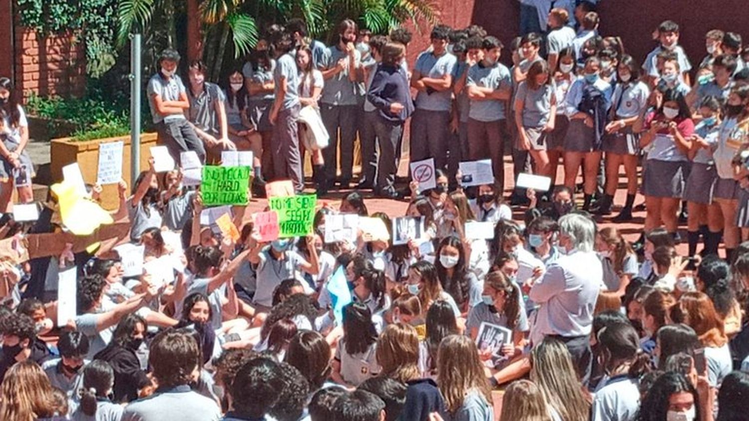 Investigan a chicos de 14 años por abusar de compañeras: los denigrantes chats de WhatsApp