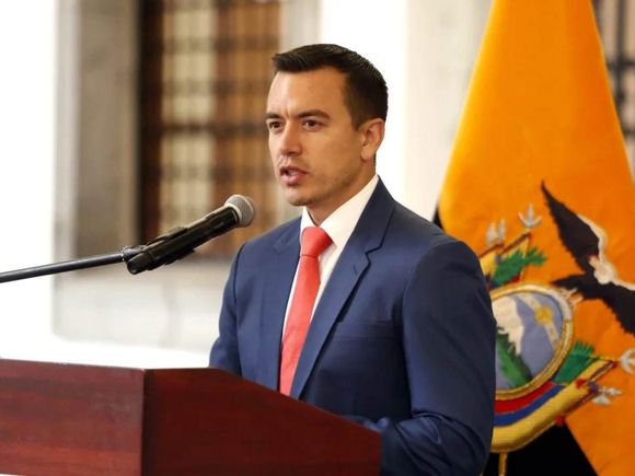 Ecuador anuncia la desvinculación de 5.000 funcionarios públicos y fusión de ministerios