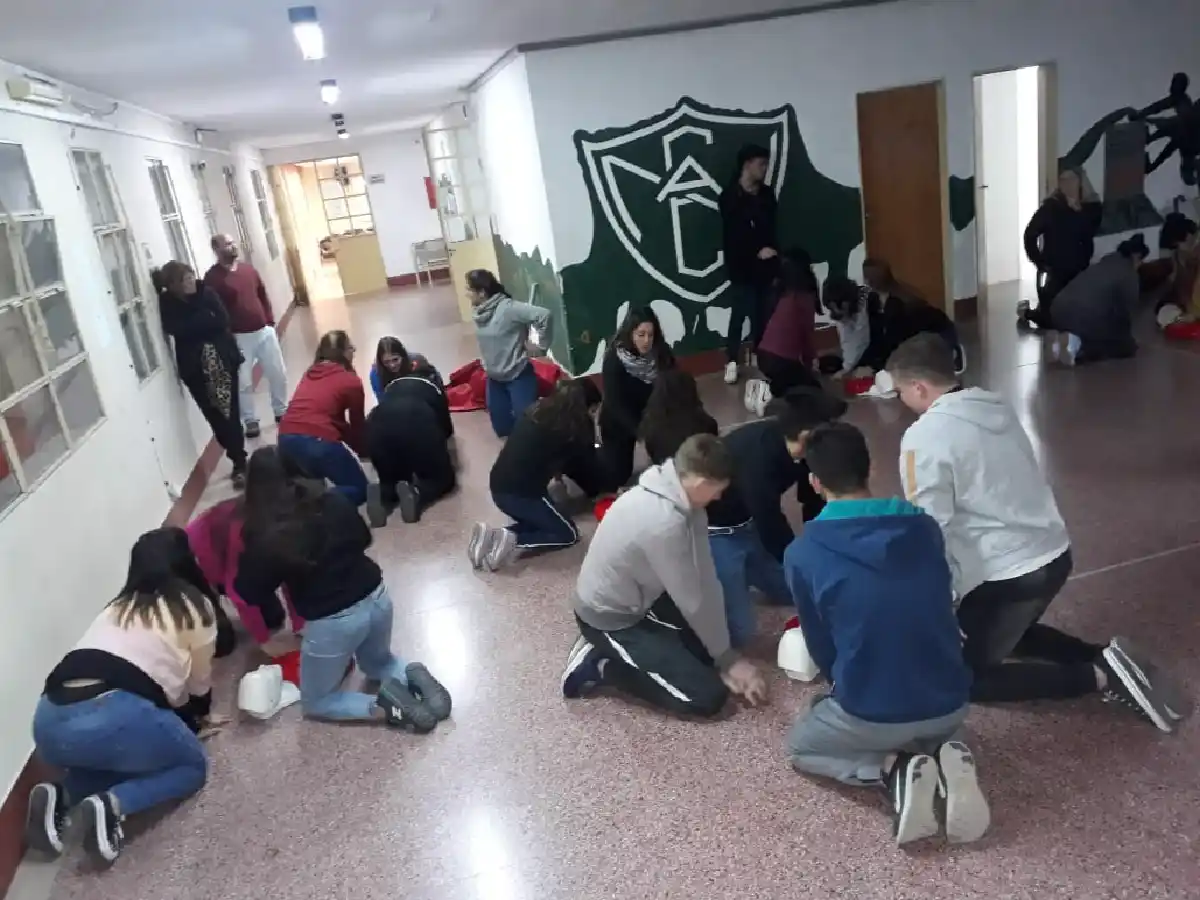 Es profesor en la Escuela Normal y llevó el RCP a sus compañeros