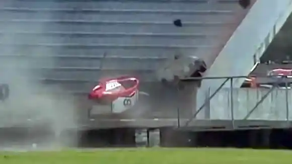 Top Race: un auto se despistó y terminó incrustado en la tribuna del Gálvez