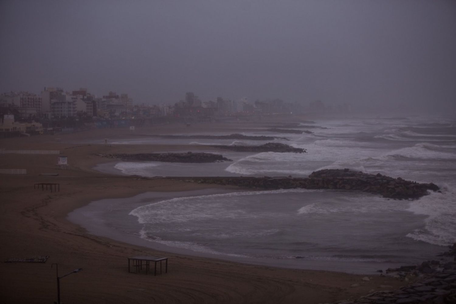 Anuncian un alerta meteorológico por lluvias y fuerte viento en Mar del Plata