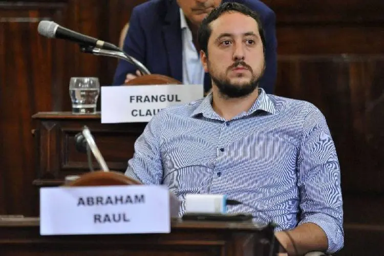 Un concejal quiso defender a Vidal y dijo que las universidades "esclavizan a la sociedad"