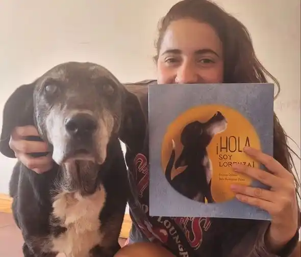 Ana Cellino junto a Lorenza y el libro que plasma su vida. Foto: Gentileza.