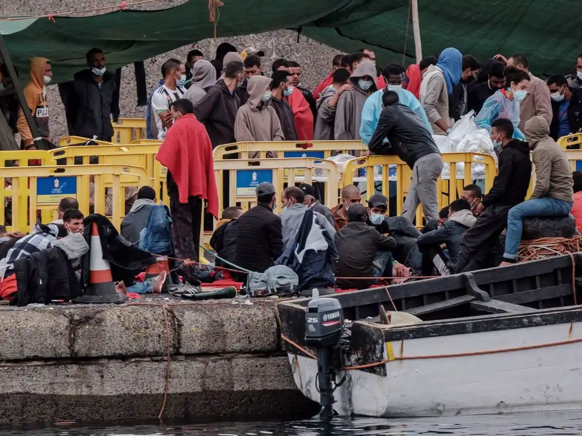 España desmantela el "muelle de la vergüenza" de Canarias y reubica a los migrantes
