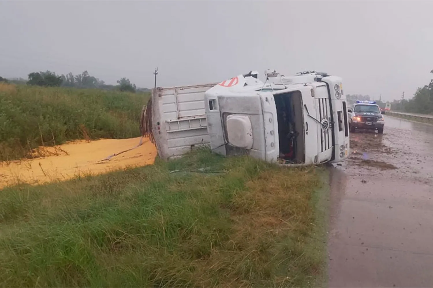 Volcó un camión bajo la lluvia en la Ruta 14