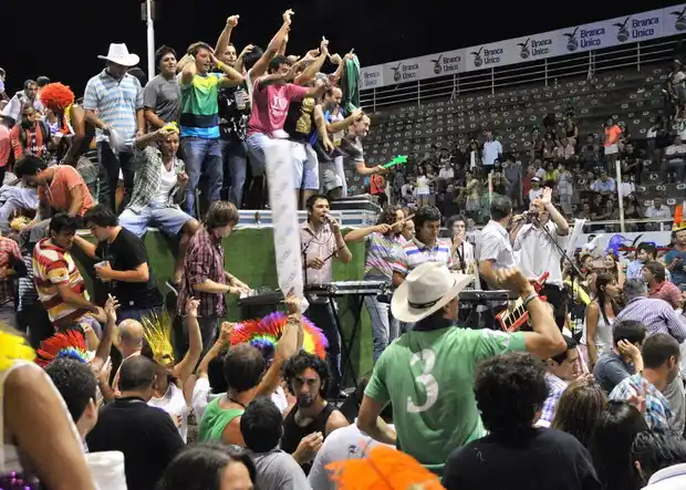 Carroza de la alegría luego  de cada jornada de carnaval
