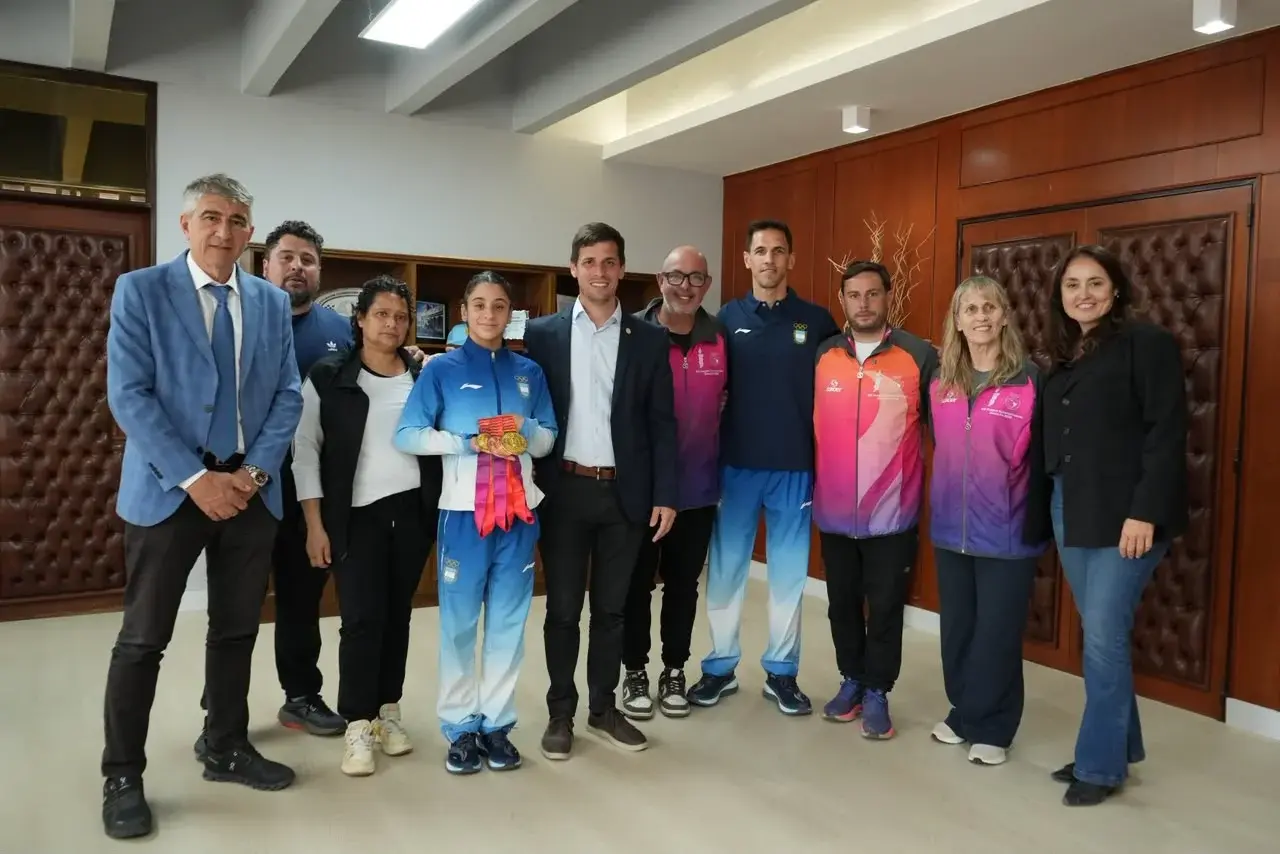 Viotti recibió a la gimnasta rafaelina Emilia Acosta tras su histórico desempeño en los Juegos Suramericanos