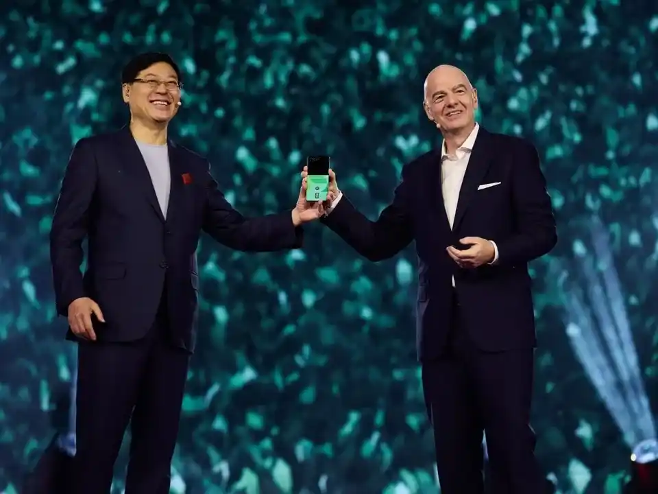 Infantino junto a directivos de Lenovo, empresa responsable de la aplicación de la IA que se usará en el Mundial 2026.Foto: FIFA