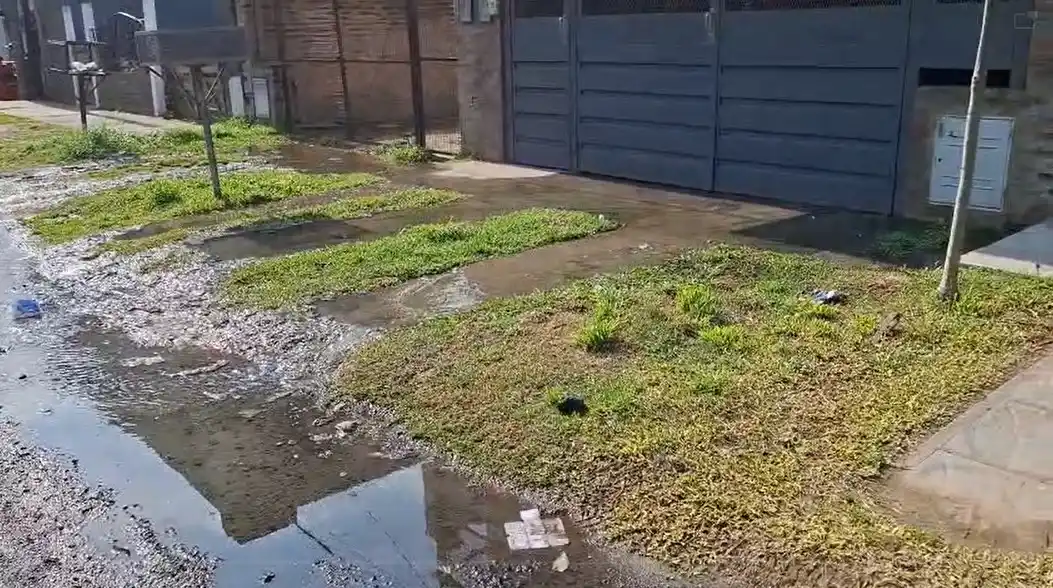 El flujo cloacal sobre la calle Larralde y luego por avenida 3 de Febrero fue notorio.