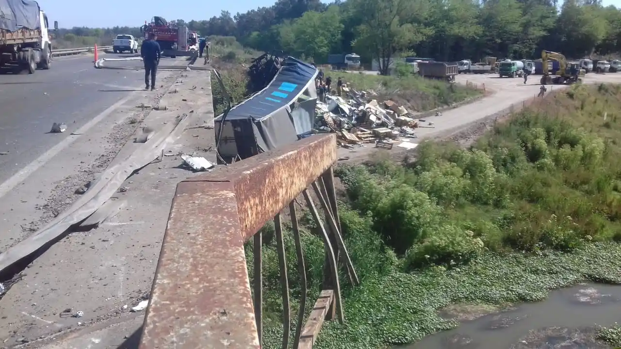 Tragedia en la ruta 6, altura Luján: Identificaron al conductor del camión que salió de Bahía Blanca