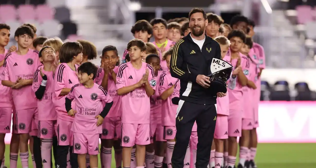 El momento en el que Messi recibió el premio. Foto: REUTERS
