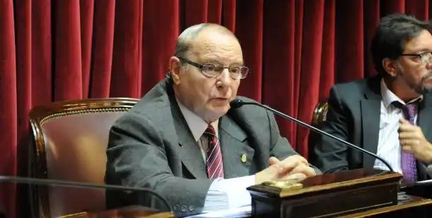 Para un senador kirchnerista, Nisman murió por un "crimen pasional homosexual"