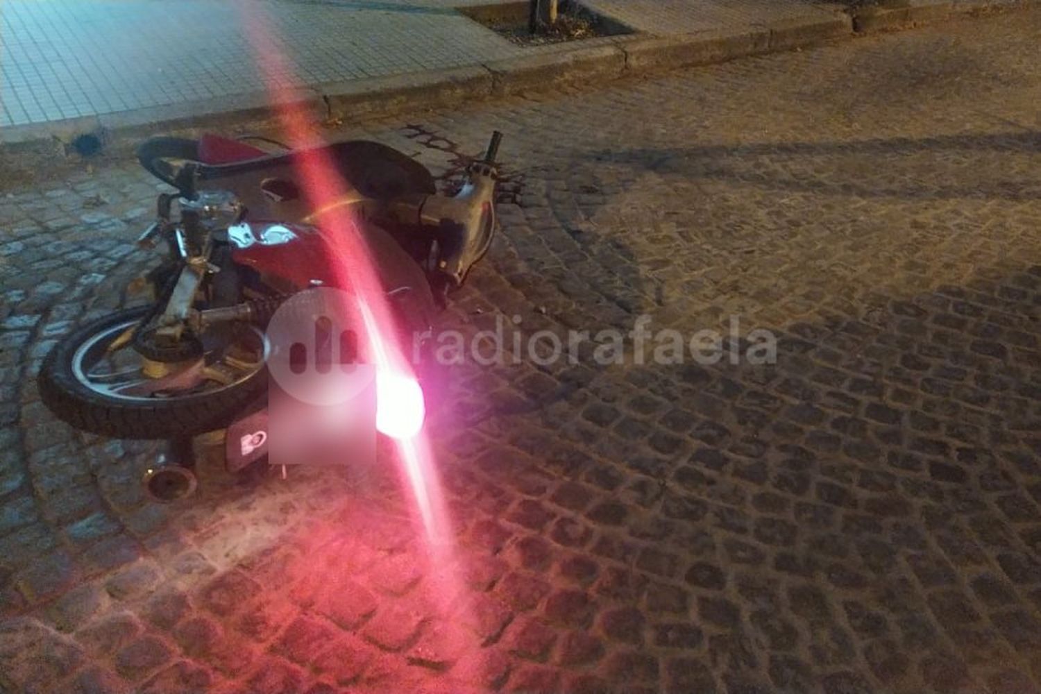 Grave accidente en el arranque de la mañana: una motociclista terminó inconsciente