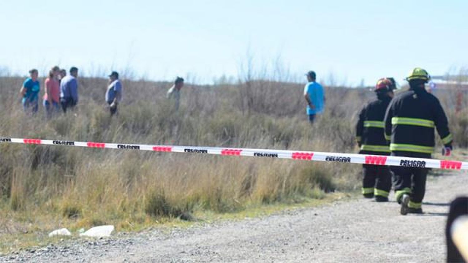 Un niño y su abuela que iban en moto murieron arrollados por un tren