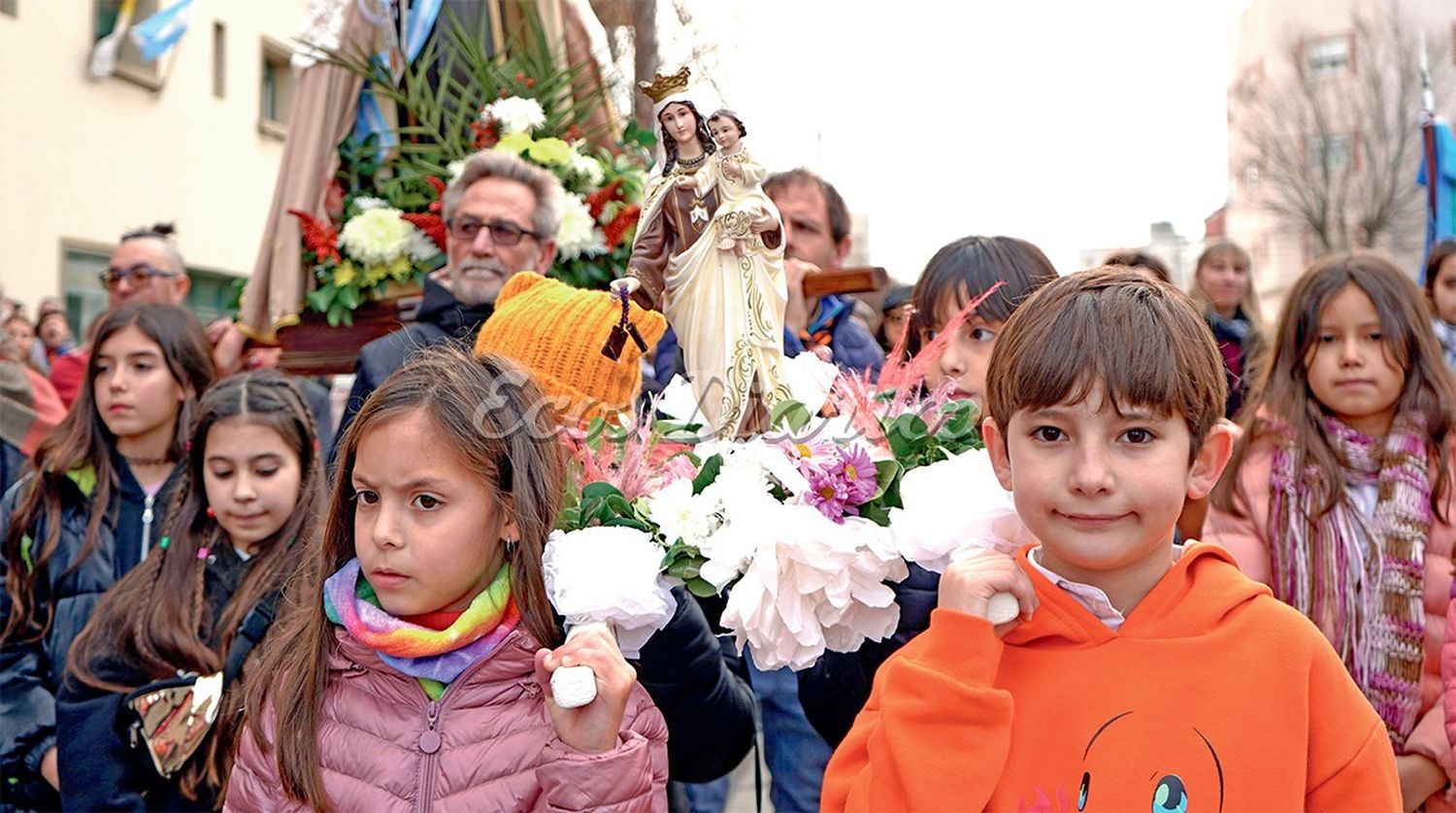 Varios niños participaron del traslado de la imagen de la virgen por calles céntricas
