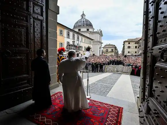 Primer Ángelus papal en mucho año desde la residencia veraniega de Castel Gandolfo
